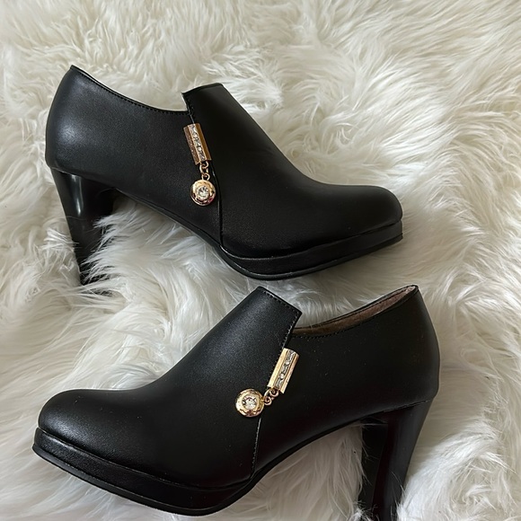 SOLD Ankle boots - Picture 1 of 3